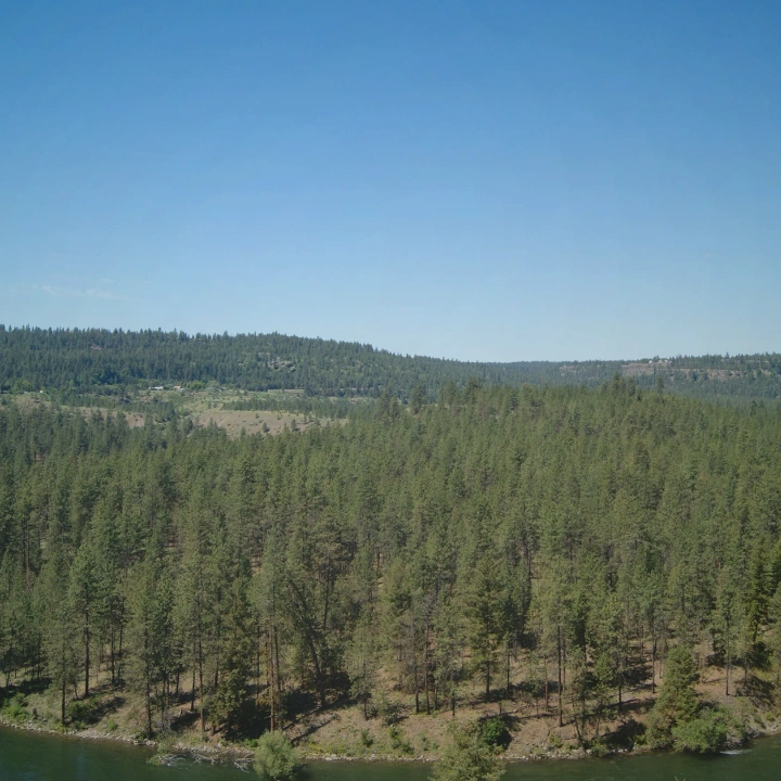 Lake area and mountain land in Kennewick