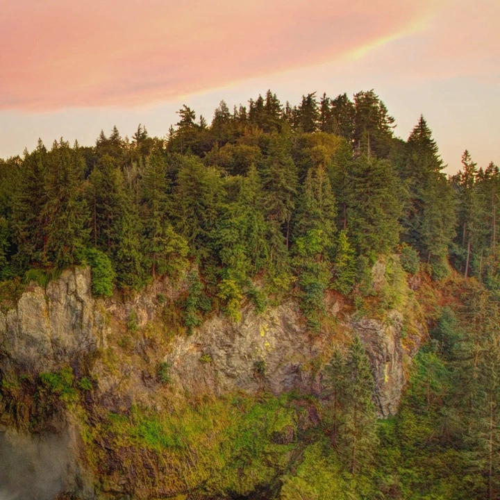 Lake area and mountain land in Spokane